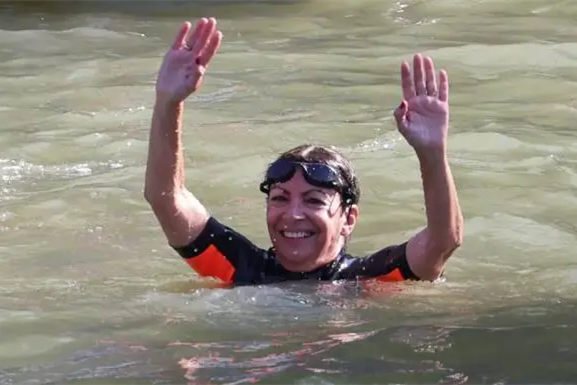 巴黎市長終於兌現承諾，在塞納河水中「暢游」100米