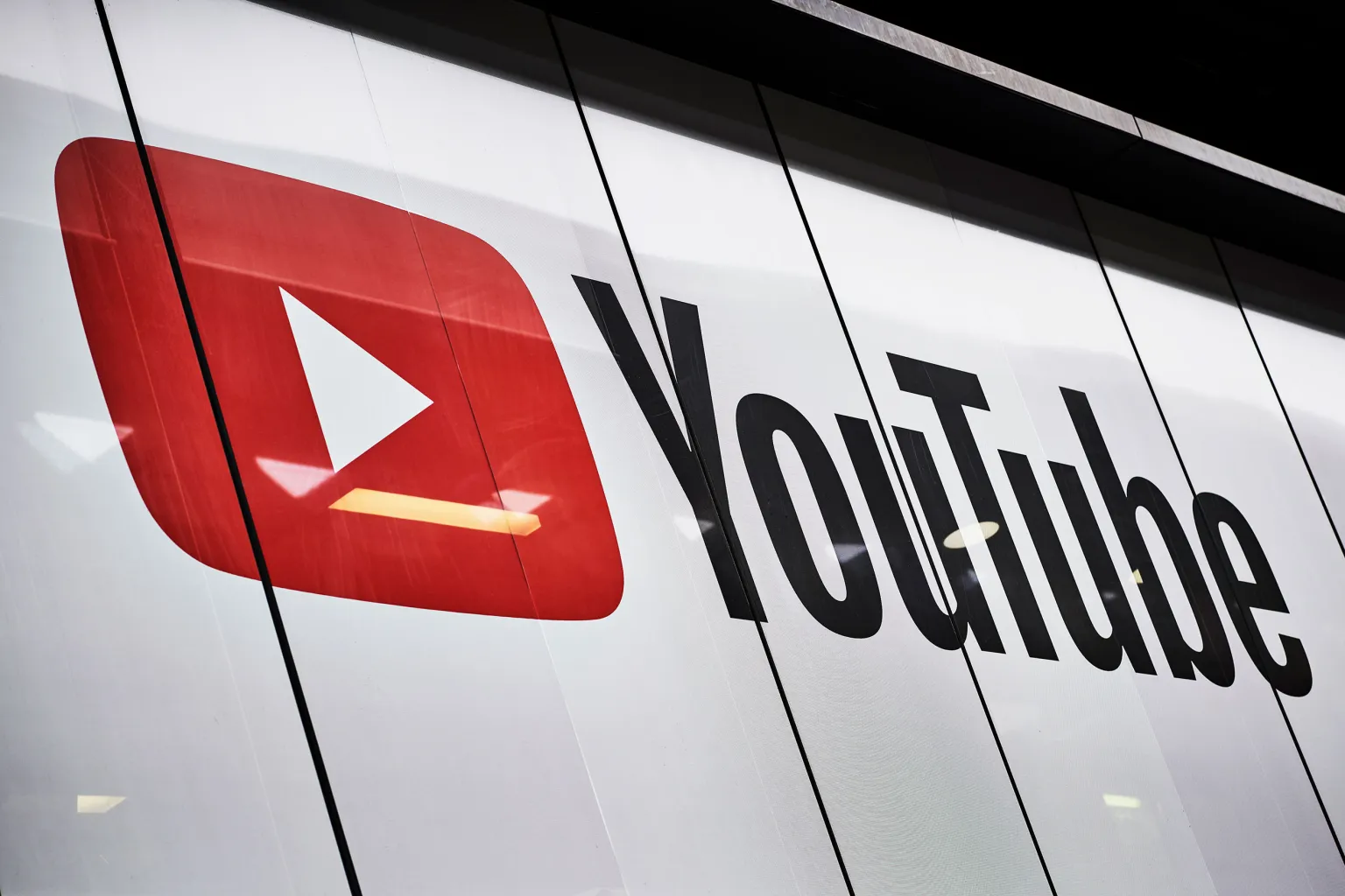 YouTube 用戶可投訴 AI 生成內容    模擬臉部、聲音等私隱內容可要求移除