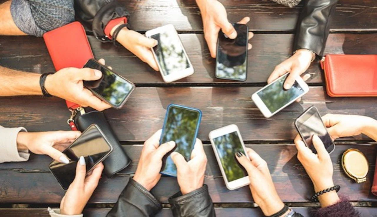 美國全面推動手機禁令：提升學習效果減少網路霸凌