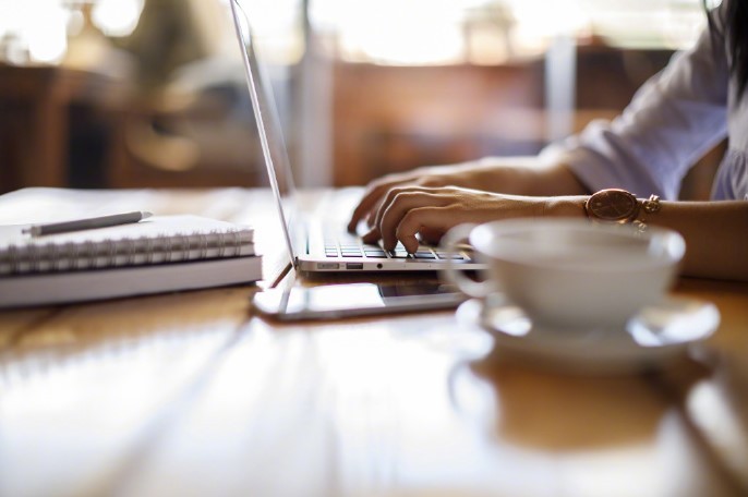 英國多家咖啡館禁止顧客用電腦 防止佔用餐桌