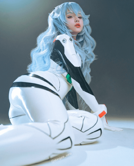 俄妹COS《EVA》綾波麗：緊身膠衣盡顯曼妙曲線