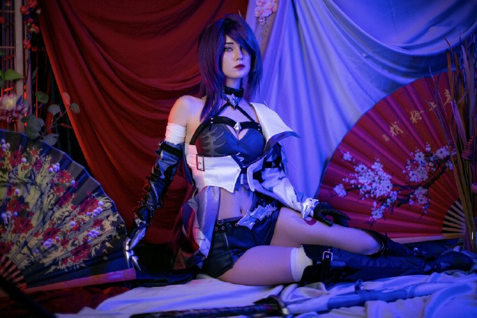 俄羅斯COS雷電忘川守芽衣：氣質冷艷外觀超還原！