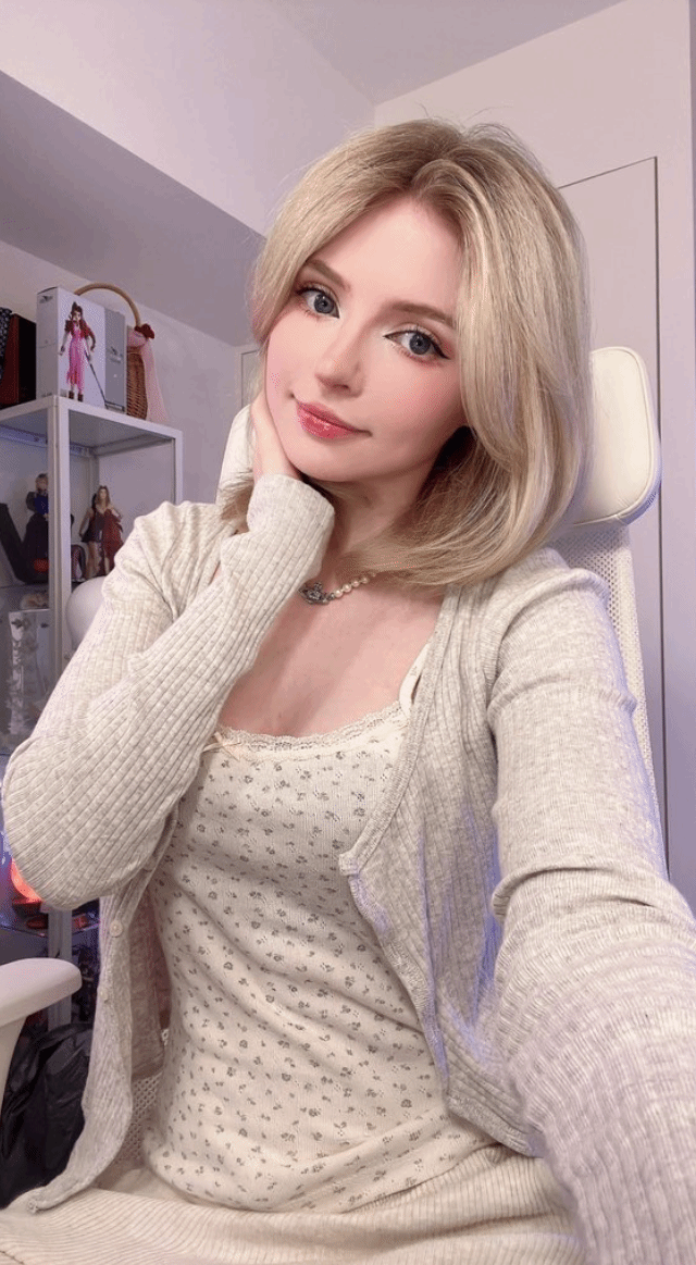 PeachMilky《鳴潮》守岸人雪白香肩清純而誘惑