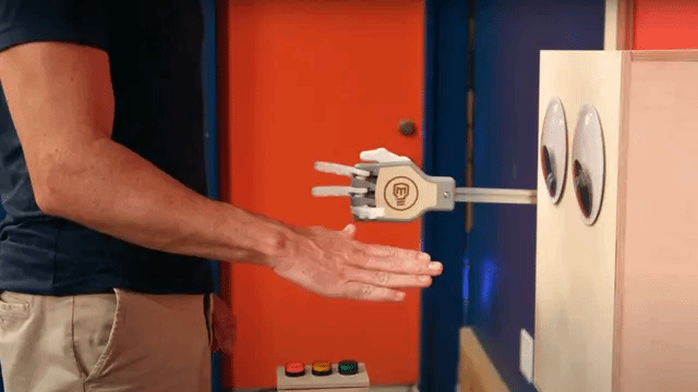 NASA前工程師打造「無敵」猜拳機器人：懸賞1萬美元等你來挑戰