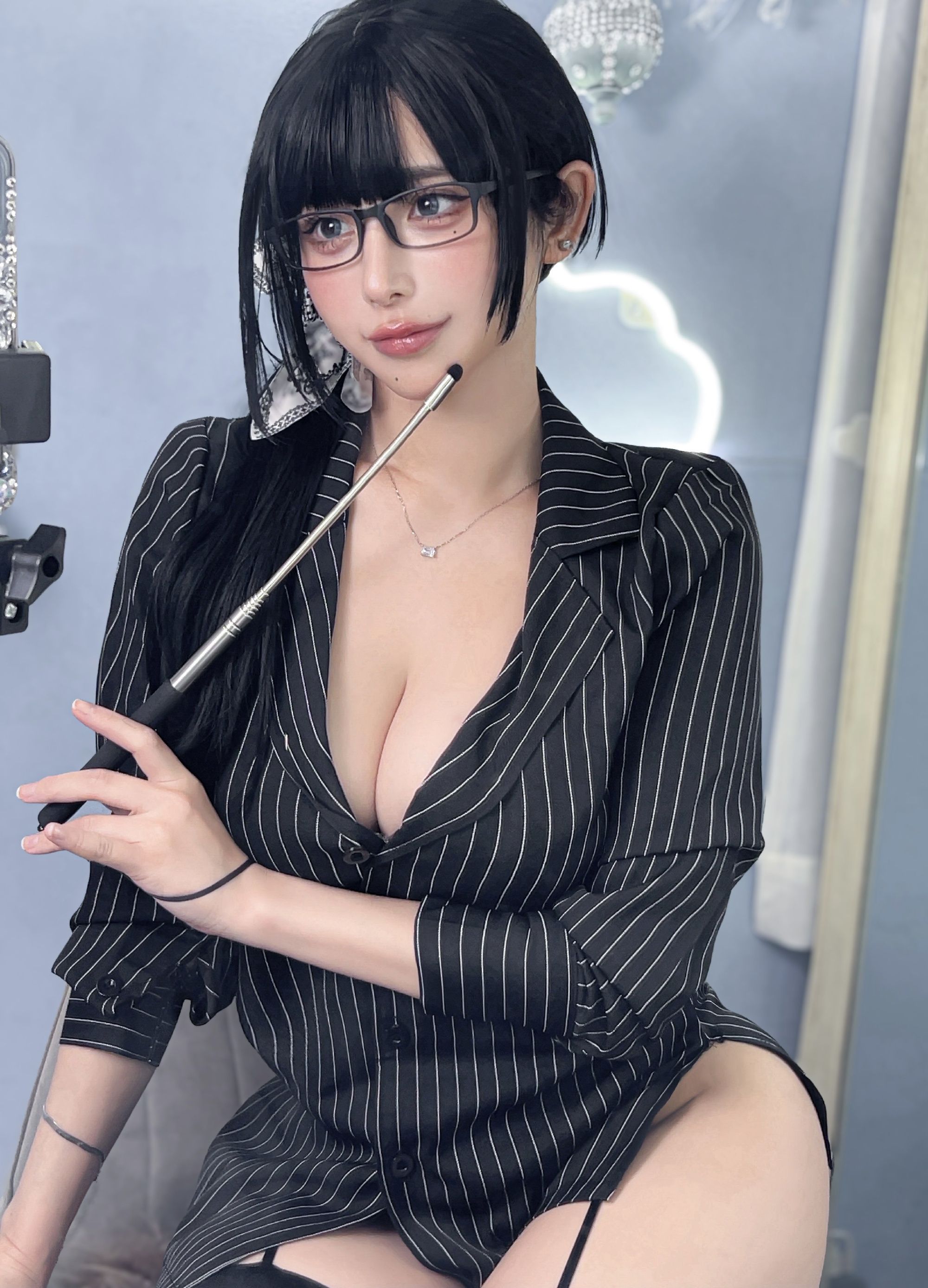 氣質禦姐Coser美圖分享：知性眼鏡娘來上課囉！