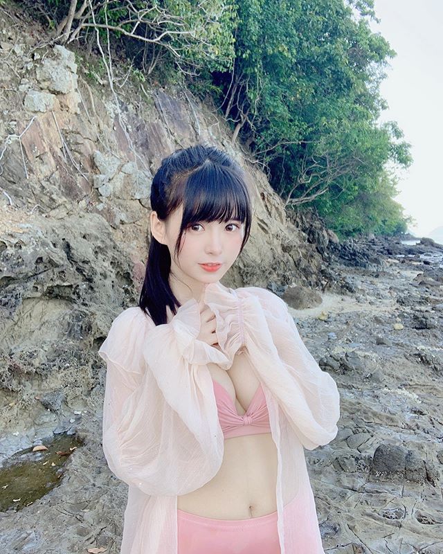 白嫩大胸妹《肅雨suyvvv》