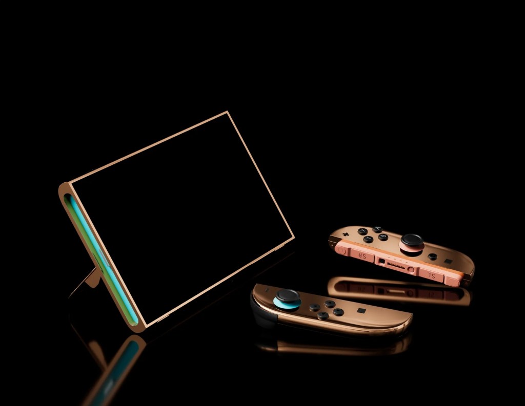 一台鍍金的任天堂NS2遊戲機與兩個控制器，背景為黑色