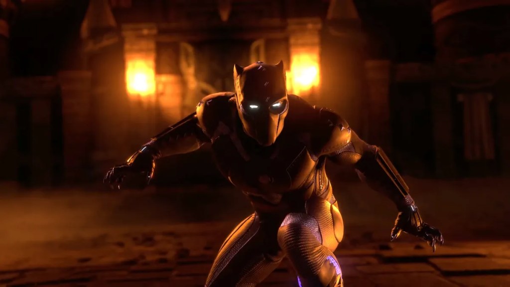 一名穿著黑豹戰衣的角色在神秘的環境中準備行動,背景有火焰照亮。