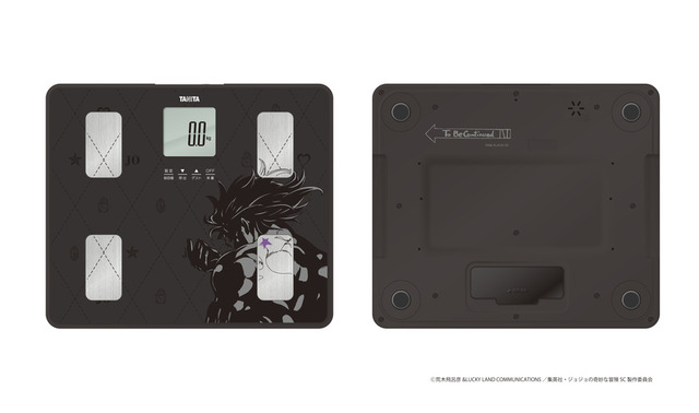 一款帶有荒木飛呂彌作品特色設計的電子體脂計，顯示屏上顯示數字，底部為平滑表面，具有開關和感應器。