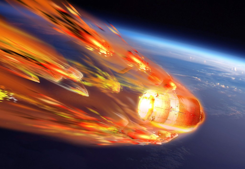 一顆衛星在大氣層重入過程中燃燒，周圍有火焰和光影效果，背景顯示地球的曲線和藍色大氣層。