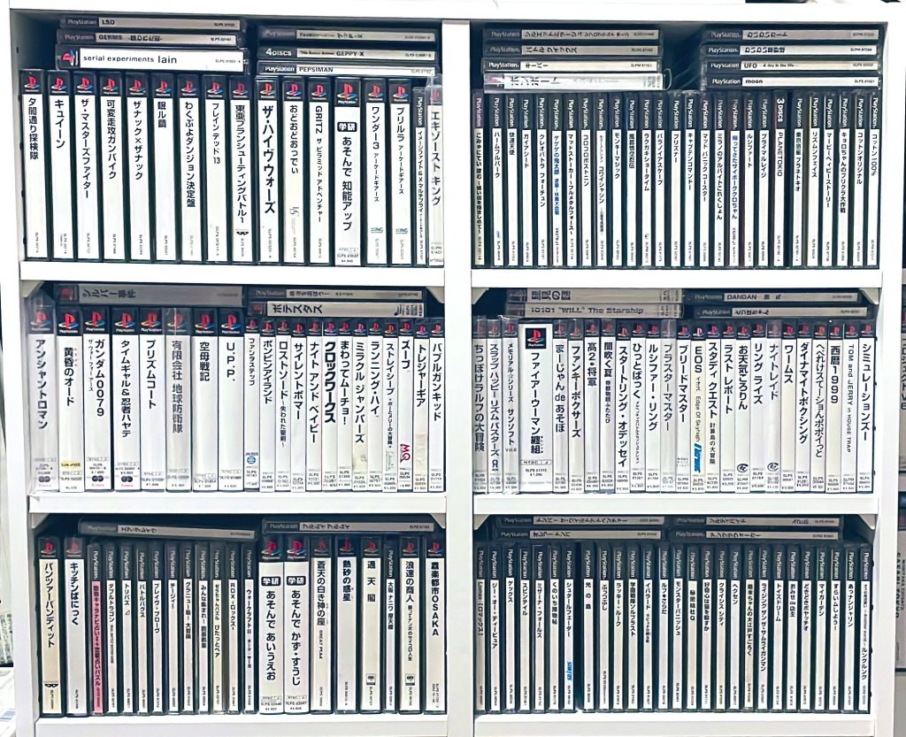 一個展示架上整齊排列的PlayStation 1遊戲盒，共3290款遊戲，顯示其收藏的壯觀規模。