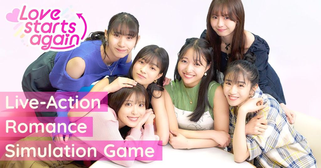 一群女性在白色背景前擺姿勢，展示真人浪漫模擬遊戲《愛情再起航》的標誌和標題，包含標語「Love starts again」，並且描述其為真人浪漫模擬遊戲。