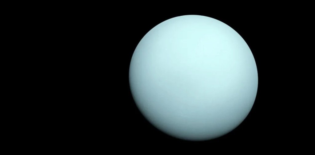 一張顯示天王星的影像,背景為黑色,行星呈現淡藍色,表面光滑而無明顯紋理。