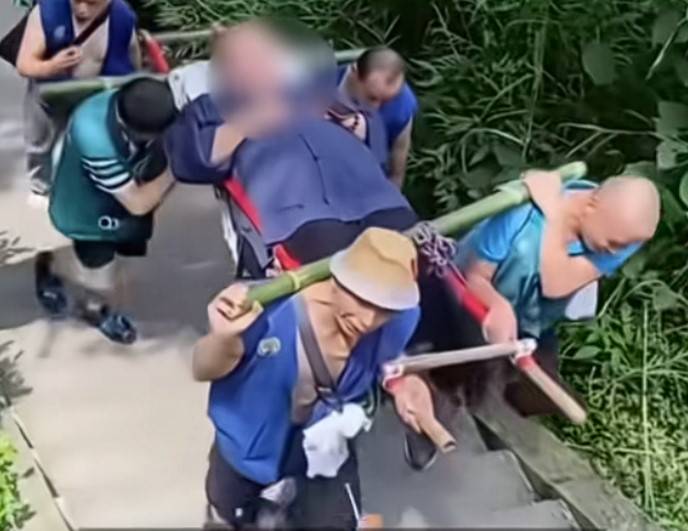 中國一130公斤男子花2萬請轎夫抬自己上峨眉山