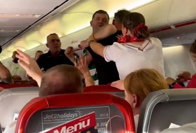 英國一航班因嬰兒哭鬧引發大亂鬥毆  艙內混亂一片