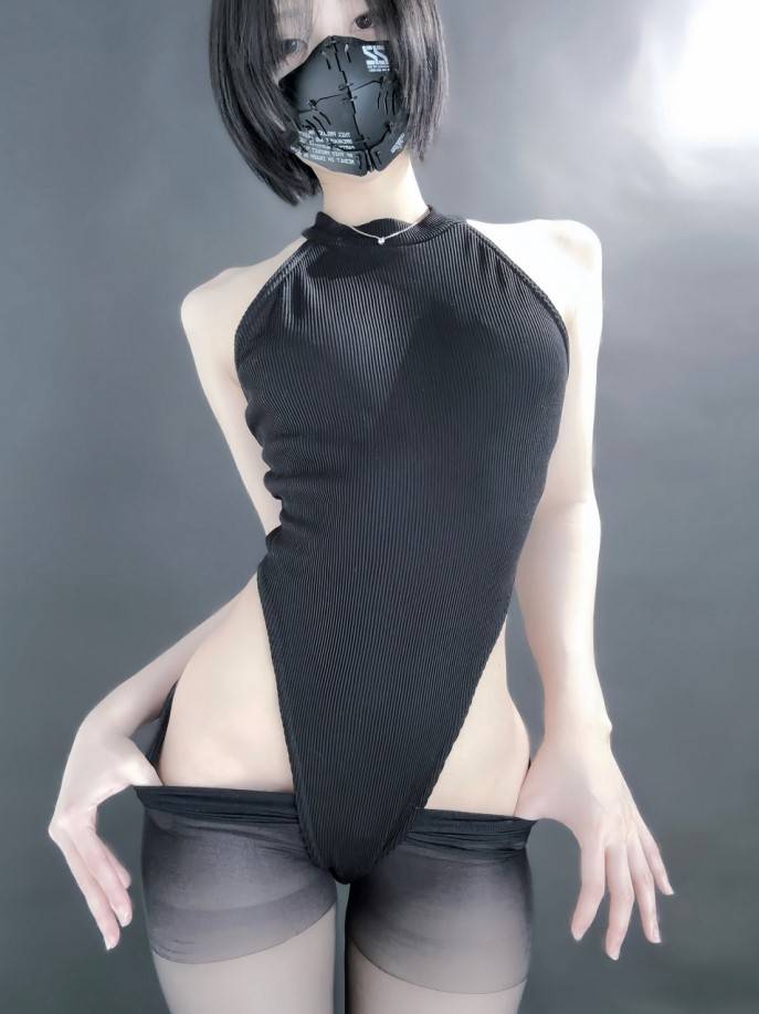 一位穿著黑色泳裝和絲襪的女性，搭配黑色口罩，背景明亮簡單