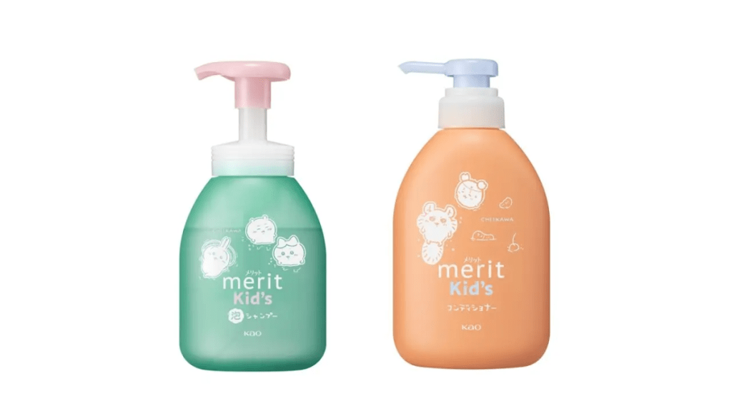一組包括兒童用洗髮精和護髮素的限量聯名產品，瓶身印有可愛的吉伊卡哇角色，左側為綠色洗髮精瓶，右側為橙色護髮素瓶，均設計有泵頭，呈現友好的親子護理主題。