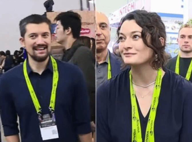 一位男性和一位女性在科技展覽活動中微笑交談，背後是參觀者和展位，有著顯示名稱的工作證吊帶。