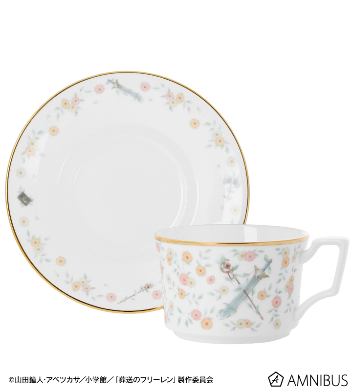 一組印有精緻花卉圖案和金邊的瓷製茶杯與盤，背景為白色，展現高級感和藝術設計。