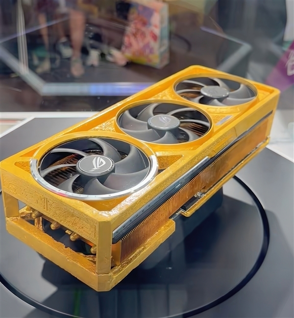 華碩RTX 5090顯示卡,金色外殼及三個風扇設計,展示奢華與卓越性能。