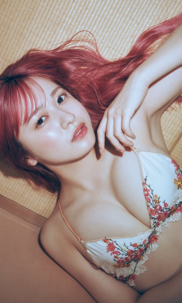 一位女性躺在榻榻米上，穿著花朵刺繡的內衣，展現出自信的表情和粉紅色的長髮。