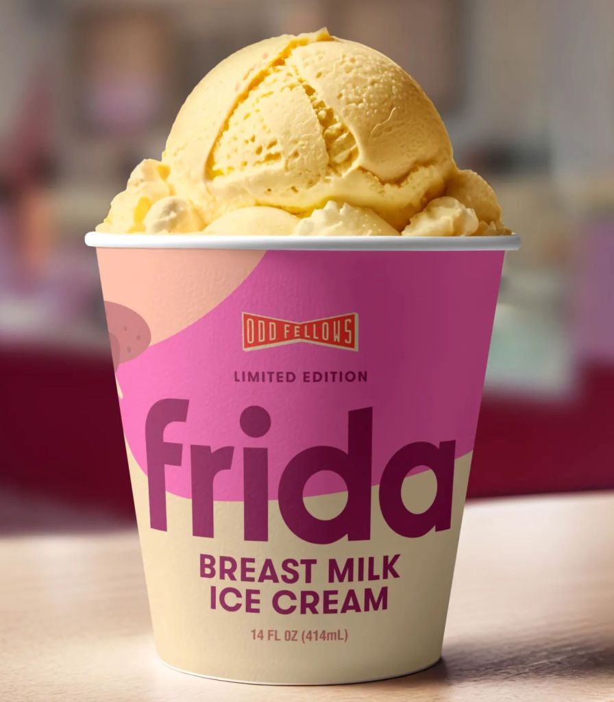 Frida品牌的母乳口味冰淇淋，展示在一個粉紅色的杯子裡，冰淇淋呈現出亮麗的黃色。