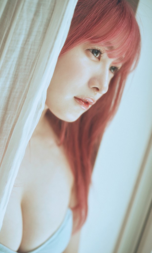 側面突出特徵的女性人物，擁有粉紅色頭髮，穿著淺藍色內衣，背景柔和且模糊。