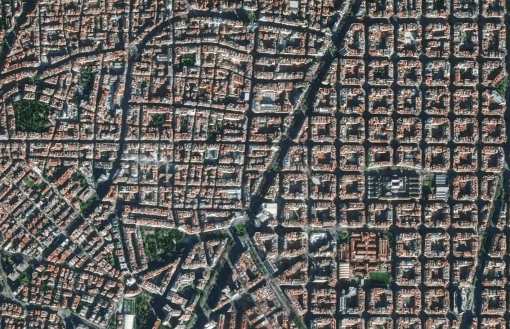 從衛星視角俯瞰巴塞隆納的網格街區,展現了伊爾德豐斯·塞爾達的19世紀城市規劃智慧。