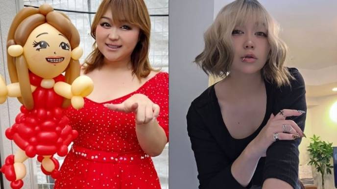 左側是一位穿著紅色裙子的女性，手中拿著一個氣球製作的玩偶，右側是一位穿著黑色上衣的女性，擁有短髮並露出手部的飾品，背景為家庭環境