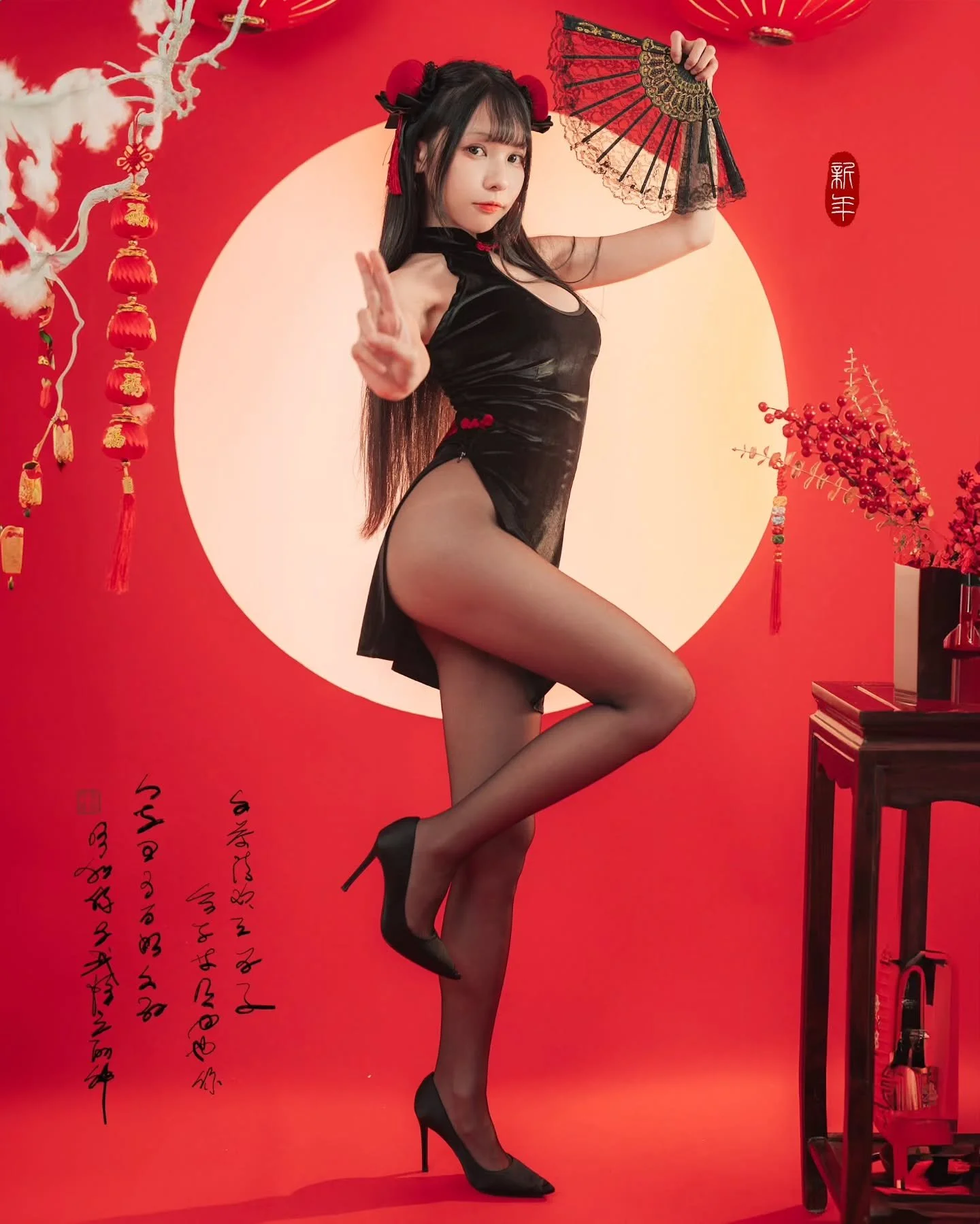 一位穿著黑色旗袍的女性，站在紅色背景前，手中拿著扇子，展示優雅的姿態，旁邊有紅燈籠和裝飾品。
