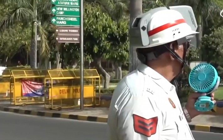 印度有交警配備冷氣頭盔：內建風扇緩解高溫影響