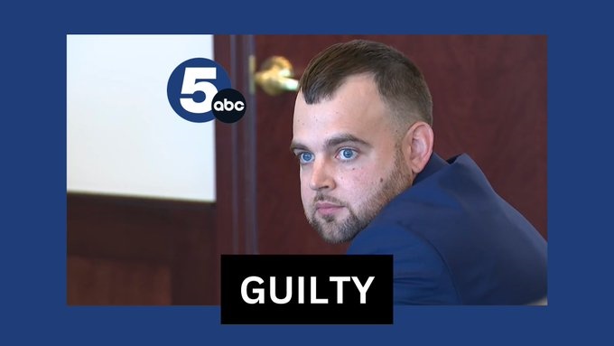 一名男子在法庭上注視著,畫面上顯示"GUILTY"的字樣